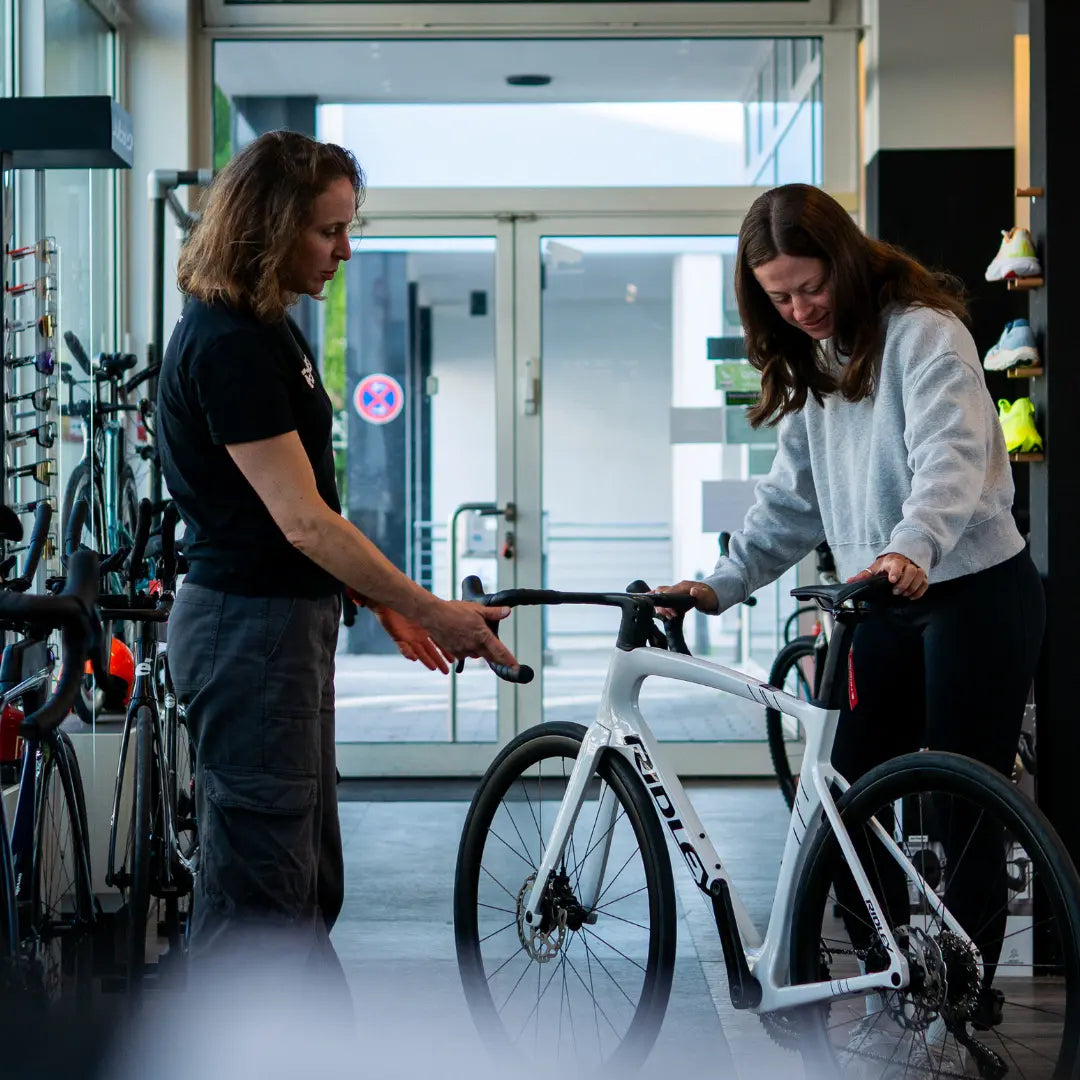 Radberatung im Hamburger Paceheads Store bei einer Kundin.