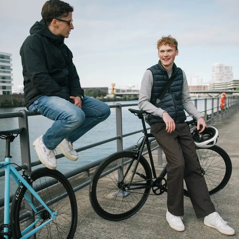 Zwei Jungs auf ihren bonvelo Singlespeeds in der Stadt.